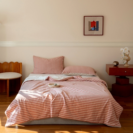 91家纺网 家纺一手货源 找家纺 华超针织 2025新款全棉针织拼锦氨凉感夏被 纯棉拼凉感 棕红