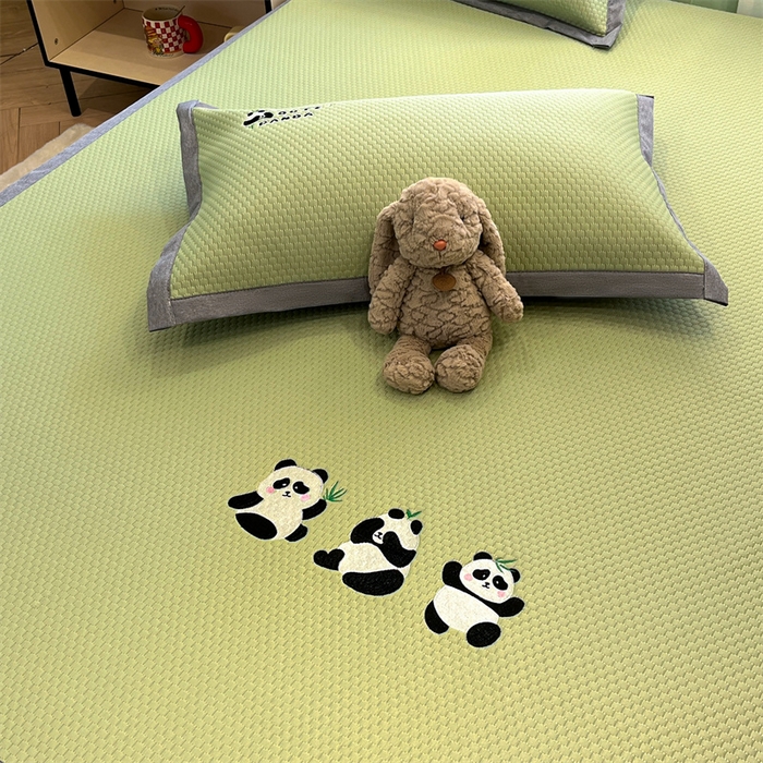 91家纺网 家纺一手货源 找家纺 启程家纺 2025春夏新款冰豆豆凉席刺绣款复合三明治三件套 熊猫-绿