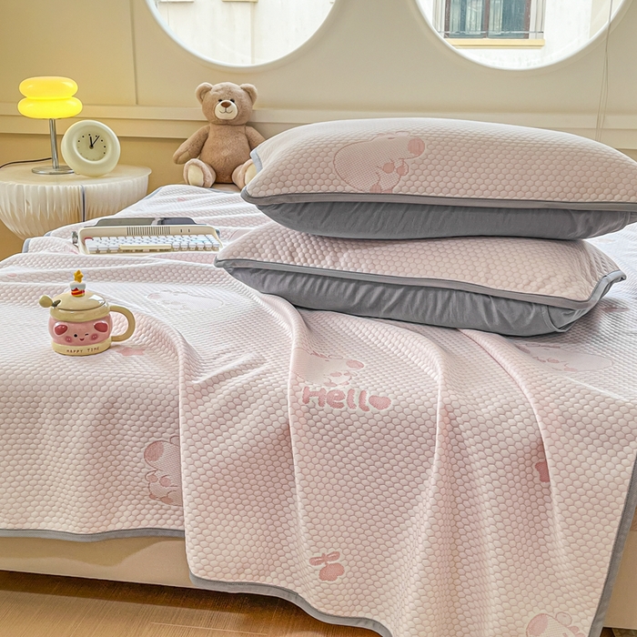 91家纺网 家纺一手货源 找家纺 芙绣 2025新款凉感丝提花学生凉席三件套 福猪猪