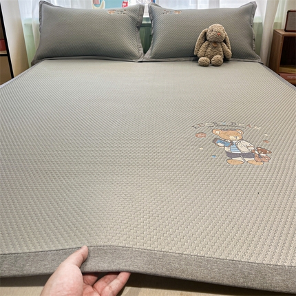 91家纺网 家纺一手货源 找家纺 （总）启程家纺 2025春夏新款冰豆豆凉席刺绣款复合三明治三件套