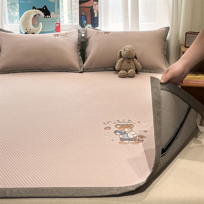 91家纺网 家纺一手货源 找家纺 启程家纺 2025春夏新款冰豆豆凉席刺绣款复合三明治三件套 熊仔宝贝-粉