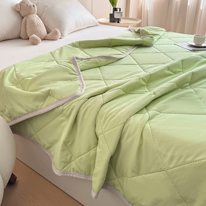 91家纺网 家纺一手货源 找家纺 薇玛仕 2025新款外贸款纯色亲肤磨毛超声波空调被 青草绿