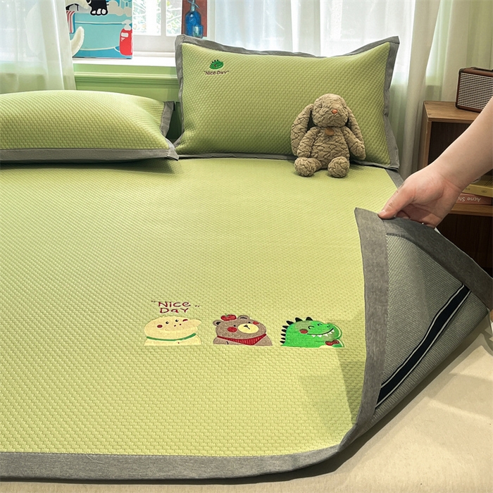 91家纺网 家纺一手货源 找家纺 启程家纺 2025春夏新款冰豆豆凉席刺绣款复合三明治三件套 好伙伴-绿