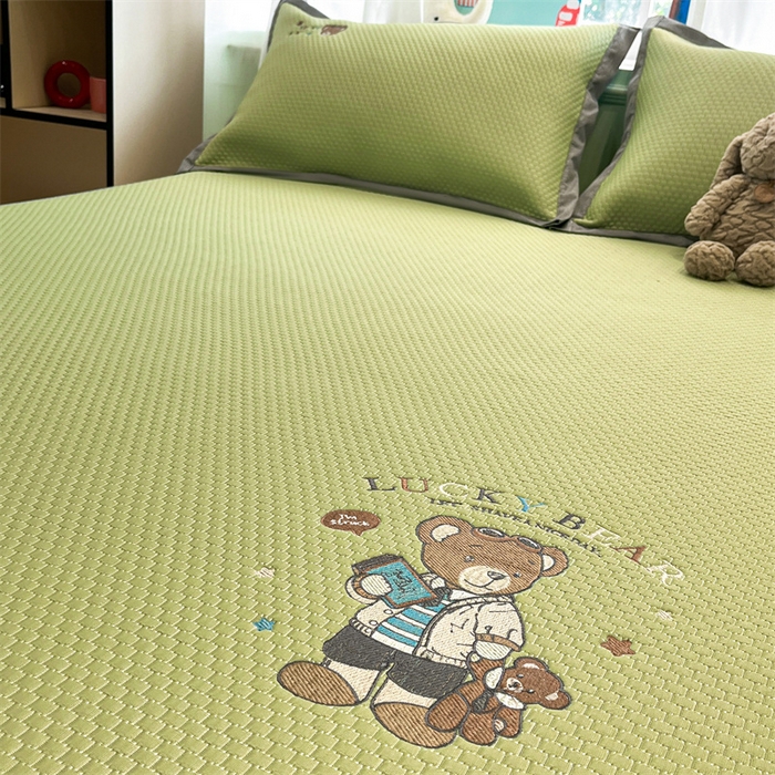 91家纺网 家纺一手货源 找家纺 启程家纺 2025春夏新款冰豆豆凉席刺绣款复合三明治三件套 熊仔宝贝-绿