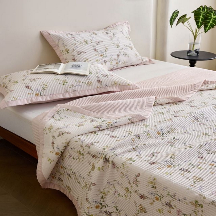 91家纺网 家纺一手货源 找家纺 黛舒家居2025新款天丝水洗印花夏被床盖三件套 小雨录