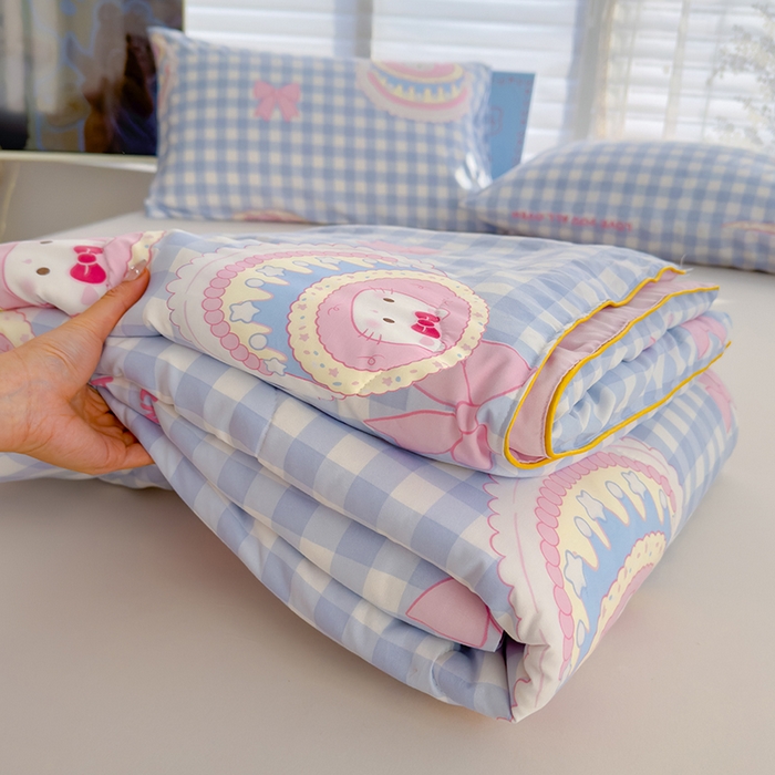 91家纺网 家纺一手货源 找家纺 美派工厂店2025新款水洗邹邹纱夏被 蛋糕蓝格kt