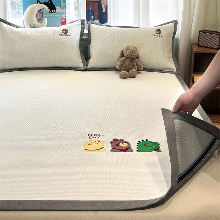 91家纺网 家纺一手货源 找家纺 启程家纺 2025春夏新款冰豆豆凉席刺绣款复合三明治三件套 好伙伴-白