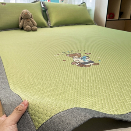 启程家纺 2025春夏新款冰豆豆凉席刺绣款复合三明治三件套 熊仔宝贝-绿