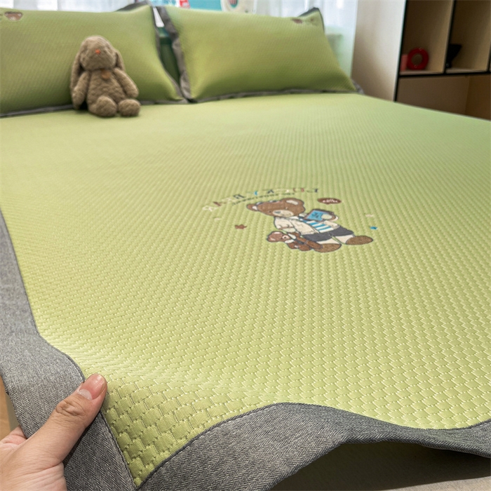 91家纺网 家纺一手货源 找家纺 启程家纺 2025春夏新款冰豆豆凉席刺绣款复合三明治三件套 熊仔宝贝-绿