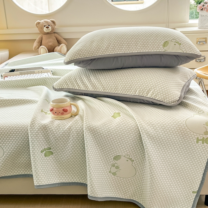 91家纺网 家纺一手货源 找家纺 芙绣 2025新款凉感丝提花学生凉席三件套 baby猪熊仔