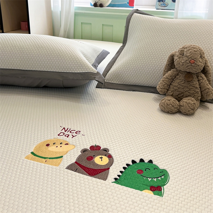 91家纺网 家纺一手货源 找家纺 启程家纺 2025春夏新款冰豆豆凉席刺绣款复合三明治三件套 好伙伴-白