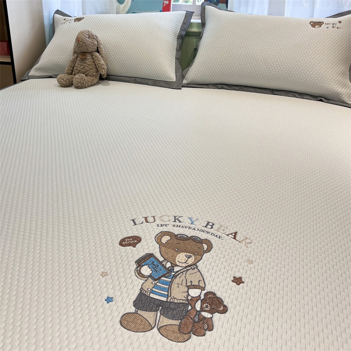 91家纺网 家纺一手货源 找家纺 启程家纺 2025春夏新款冰豆豆凉席刺绣款复合三明治三件套 熊仔宝贝-白