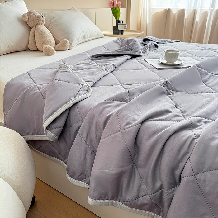 91家纺网 家纺一手货源 找家纺 薇玛仕 2025新款外贸款纯色亲肤磨毛超声波空调被 月光灰