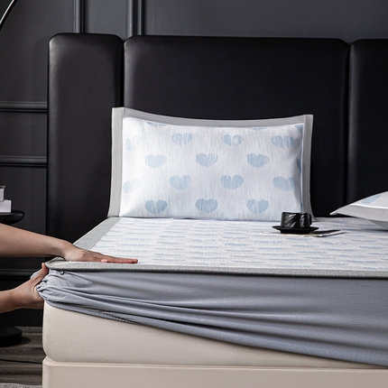 91家纺网 家纺一手货源 找家纺 （总）小牛席业 2025新款亲肤舒适爱心凉感冰丝席凉席席子系列（床笠款）凉席藤席冰藤席冰丝席草席竹席乳胶席凉豆豆席 