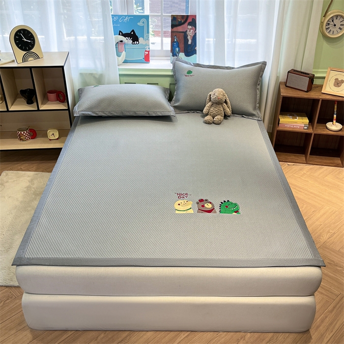 91家纺网 家纺一手货源 找家纺 启程家纺 2025春夏新款冰豆豆凉席刺绣款复合三明治三件套 好伙伴-灰