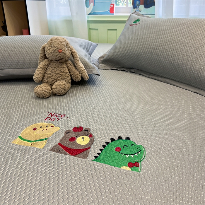 91家纺网 家纺一手货源 找家纺 启程家纺 2025春夏新款冰豆豆凉席刺绣款复合三明治三件套 好伙伴-灰