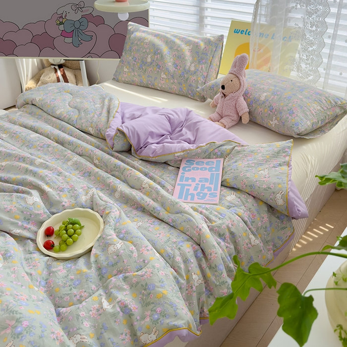 91家纺网 家纺一手货源 找家纺 美派工厂店2025新款水洗邹邹纱夏被 丝带飞飞兔