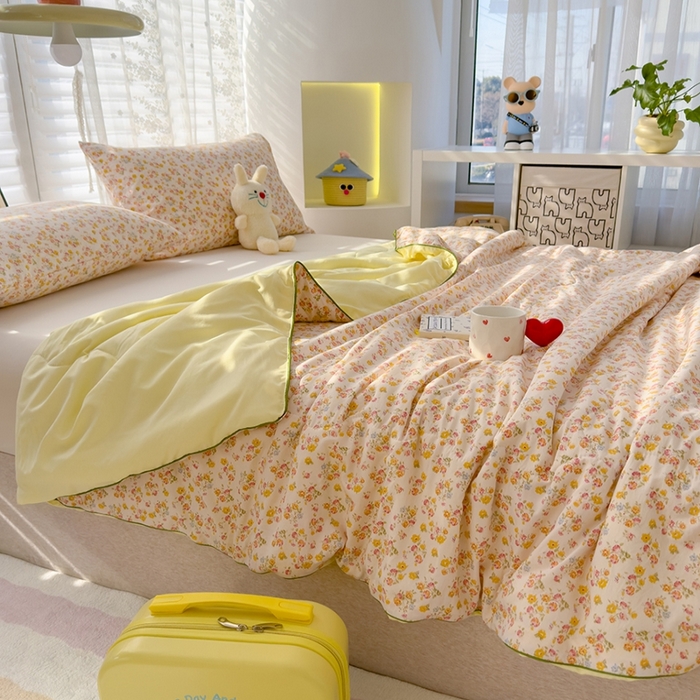 91家纺网 家纺一手货源 找家纺 美派工厂店2025新款水洗邹邹纱夏被 久期诗朵-黄