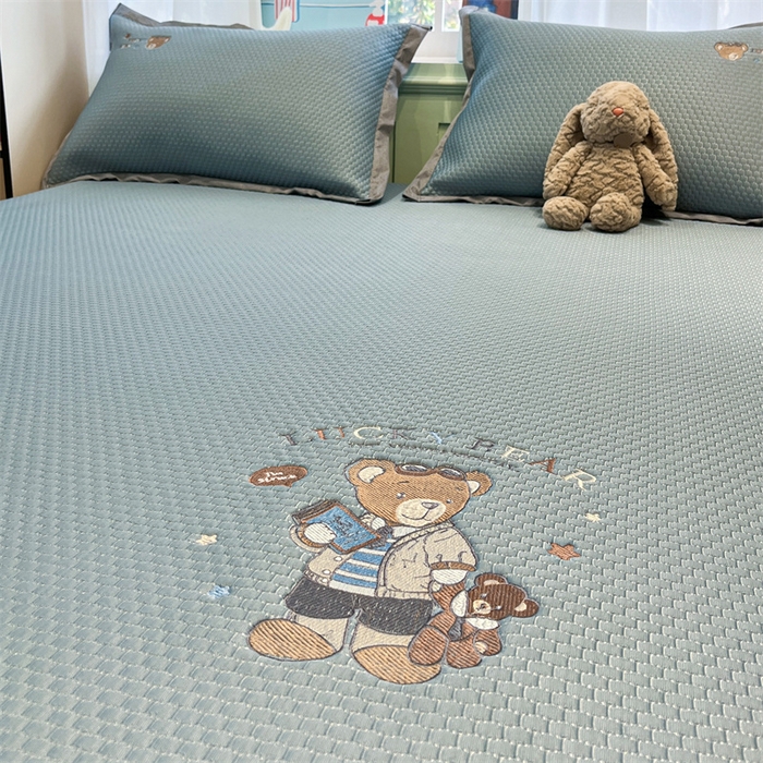 91家纺网 家纺一手货源 找家纺 启程家纺 2025春夏新款冰豆豆凉席刺绣款复合三明治三件套 熊仔宝贝-蓝