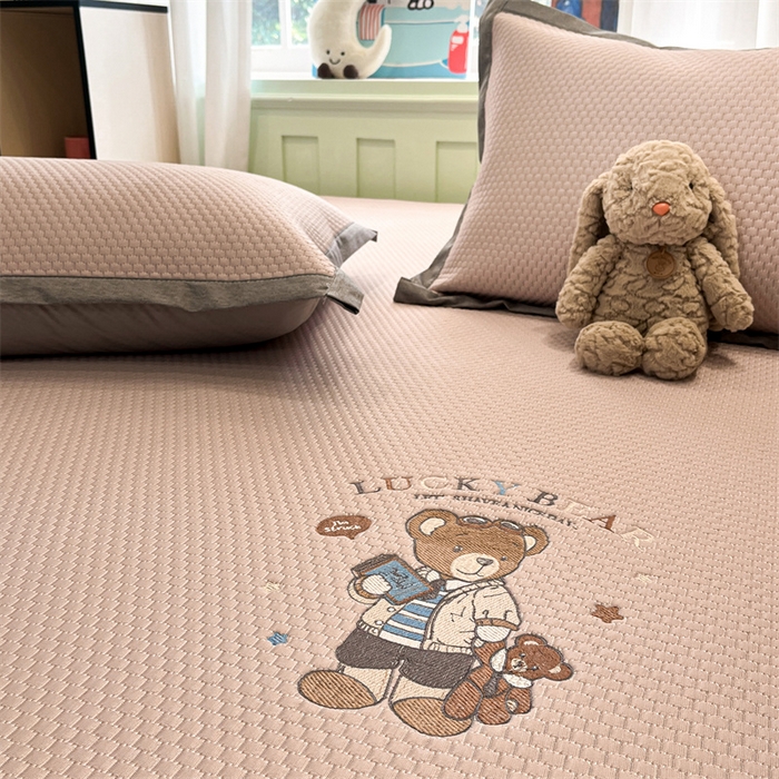 91家纺网 家纺一手货源 找家纺 启程家纺 2025春夏新款冰豆豆凉席刺绣款复合三明治三件套 熊仔宝贝-粉