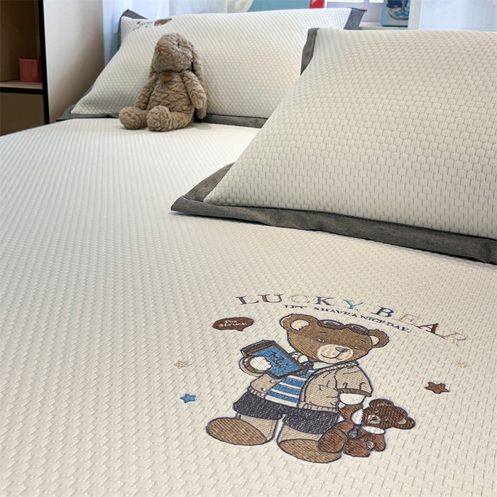 91家纺网 家纺一手货源 找家纺 启程家纺 2025春夏新款冰豆豆凉席刺绣款复合三明治三件套 熊仔宝贝-白