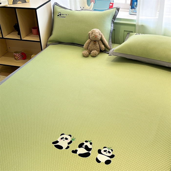 91家纺网 家纺一手货源 找家纺 启程家纺 2025春夏新款冰豆豆凉席刺绣款复合三明治三件套 熊猫-绿