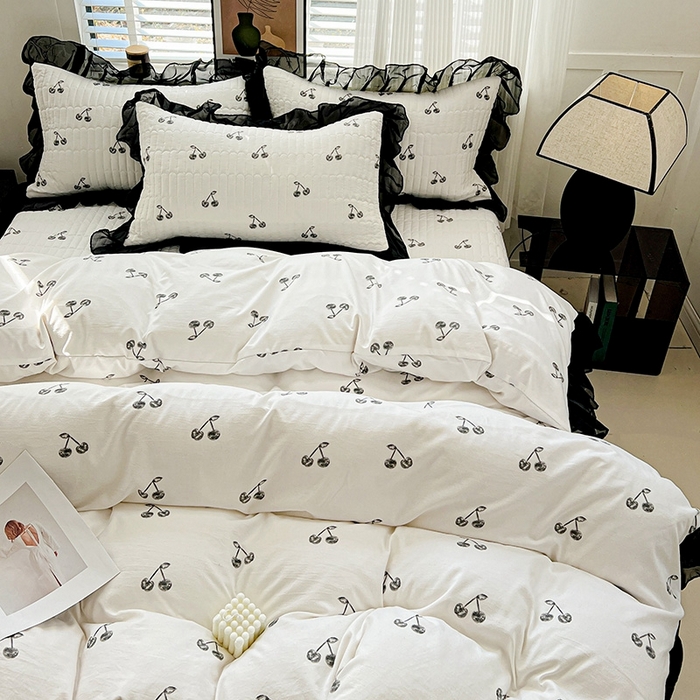 91家纺网 家纺一手货源 找家纺 艾橙家纺2025新款法式赫本风水洗棉印花雪纺花边四件套 美味樱桃