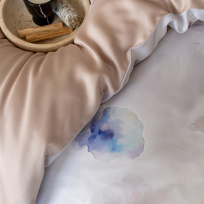 91家纺网 家纺一手货源 找家纺 咏绒家纺工厂店 2025新款60S奥地利兰精天丝数码印花暗合简约款系列四件套 夏芷-浅紫