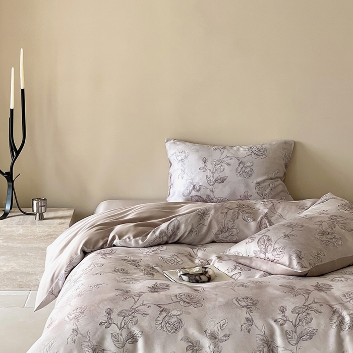 91家纺网 家纺一手货源 找家纺 咏绒家纺工厂店 2025新款60S奥地利兰精天丝数码印花暗合简约款系列四件套 夏洛-玉