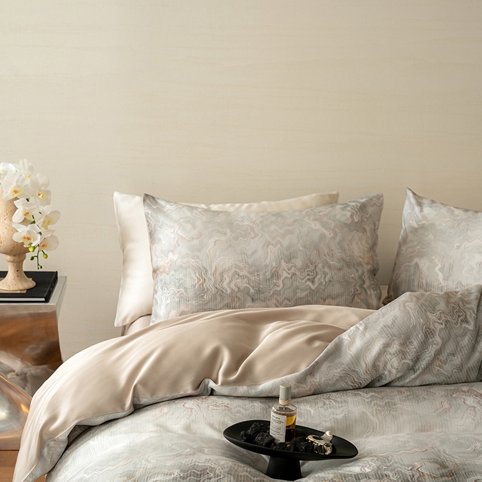 91家纺网 家纺一手货源 找家纺 咏绒家纺工厂店 2025新款60S奥地利兰精天丝数码印花暗合简约款系列四件套 望川-灰