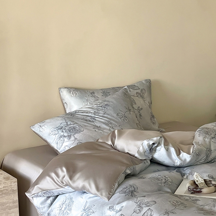 91家纺网 家纺一手货源 找家纺 咏绒家纺工厂店 2025新款60S奥地利兰精天丝数码印花暗合简约款系列四件套 夏洛-蓝