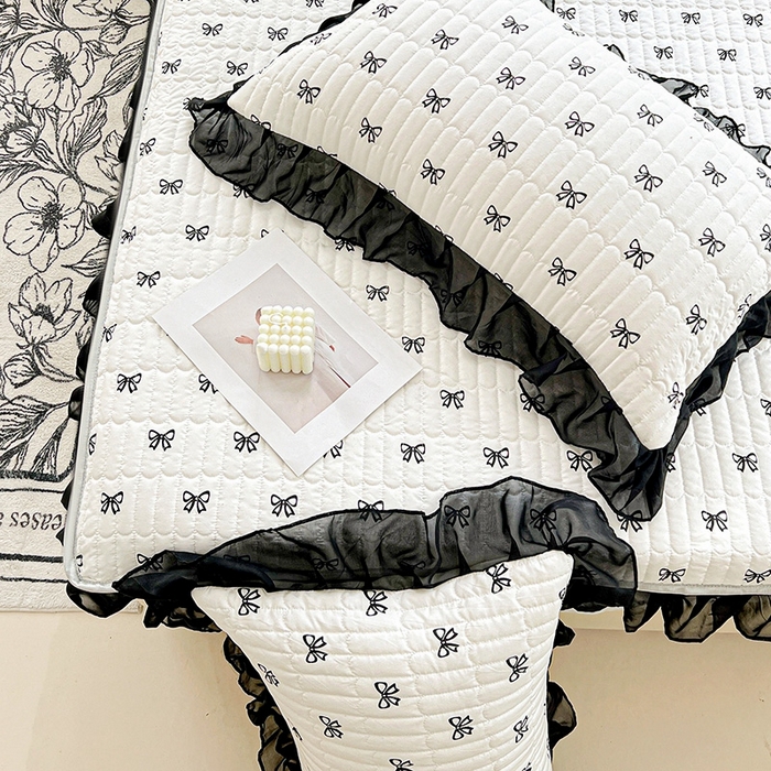 91家纺网 家纺一手货源 找家纺 艾橙家纺2025新款法式赫本风水洗棉印花雪纺花边单床笠 黑色蝴蝶结