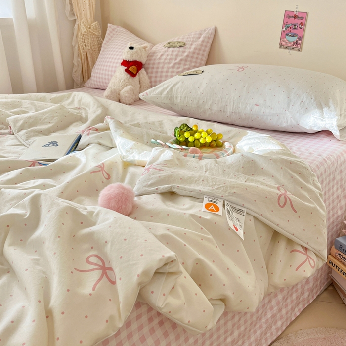 91家纺网 家纺一手货源 找家纺 桃心家居 2025新款A类ins云柔水洗棉大豆织标蝴蝶结毛球少女单夏被夏被四件套系列 粉果气泡