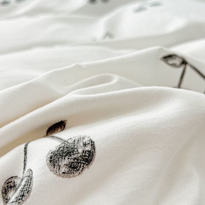 91家纺网 家纺一手货源 找家纺 艾橙 2025新款法式赫本风水洗棉印花雪纺花边单被套 美味樱桃