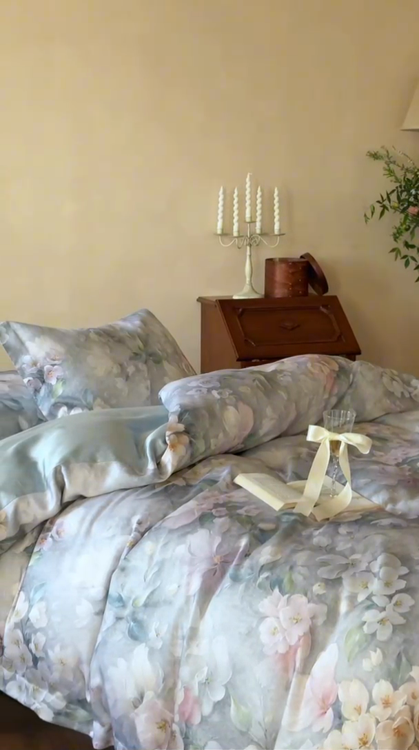 91家纺网 家纺一手货源 找家纺 2025新款60S奥地利兰精天丝数码印花宽边压线系列四件套 莫丽花园-灰