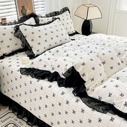 91家纺网 家纺一手货源 找家纺 艾橙 2025新款法式赫本风水洗棉印花雪纺花边单枕套 黑色蝴蝶结