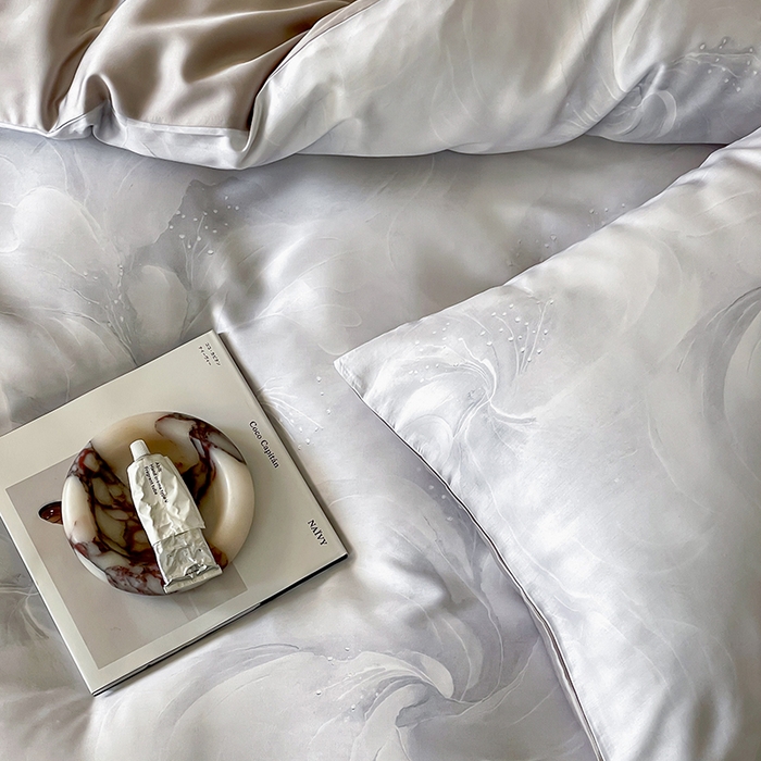 91家纺网 家纺一手货源 找家纺 咏绒家纺工厂店 2025新款60S奥地利兰精天丝数码印花暗合简约款系列四件套 莫斯-灰