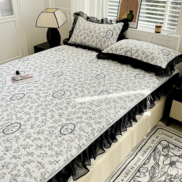 91家纺网 家纺一手货源 找家纺 艾橙家纺2025新款法式赫本风水洗棉印花雪纺花边单床笠 澜音花香