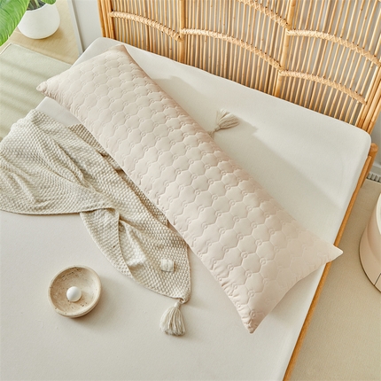 温宁家纺 2025新款跨境绗缝化纤水洗棉长枕-足球格 米色