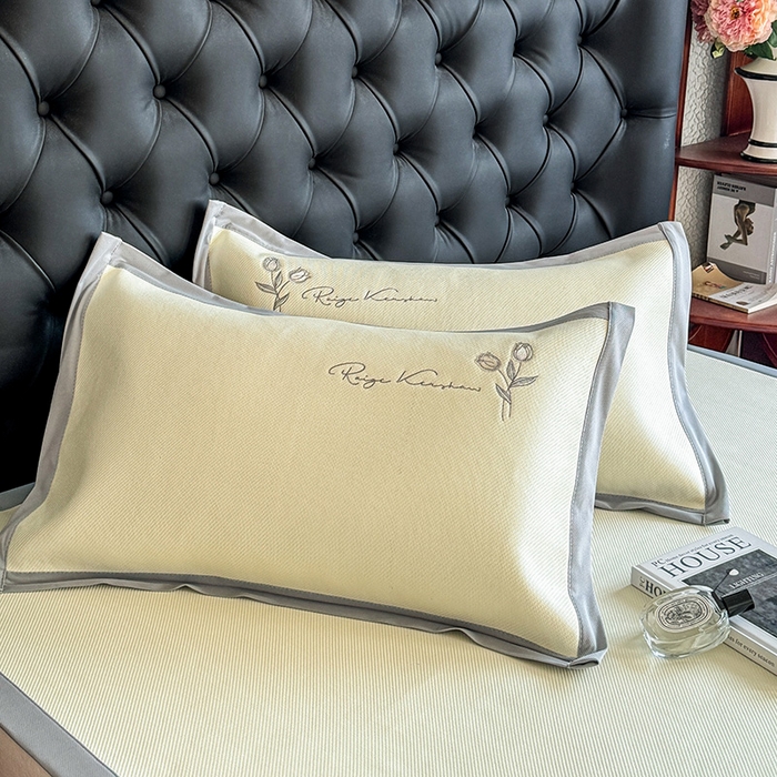 91家纺网 家纺一手货源 找家纺 格真 2025新款A类中分子PE瞬间凉感刺绣冰藤席高端复合三明治加密软凉席可折叠空调席藤席 凉感冰腾-米黄