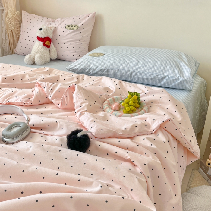 91家纺网 家纺一手货源 找家纺 桃心家居 2025新款A类ins云柔水洗棉大豆织标蝴蝶结毛球少女单夏被夏被四件套系列 奶昔粉蓝