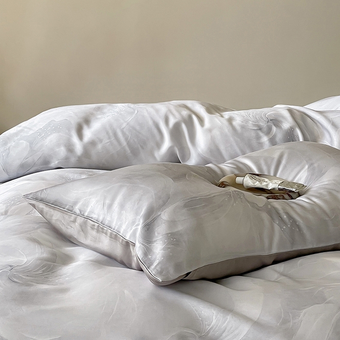 91家纺网 家纺一手货源 找家纺 咏绒家纺工厂店 2025新款60S奥地利兰精天丝数码印花暗合简约款系列四件套 莫斯-灰