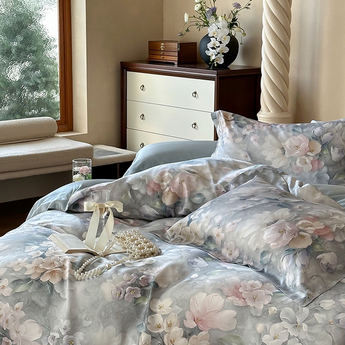 91家纺网 家纺一手货源 找家纺 2025新款60S奥地利兰精天丝数码印花宽边压线系列四件套 莫丽花园-灰