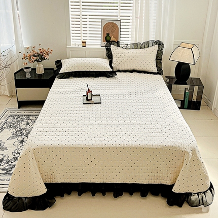 91家纺网 家纺一手货源 找家纺 艾橙家纺2025新款法式赫本风水洗棉印花雪纺花边单床盖 点点爱