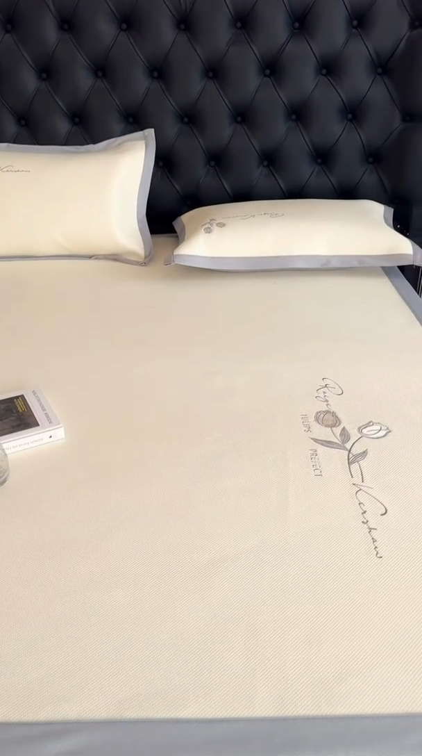 91家纺网 家纺一手货源 找家纺 格真 2025新款A类中分子PE瞬间凉感刺绣冰藤席高端复合三明治加密软凉席可折叠空调席藤席 凉感冰腾-米黄