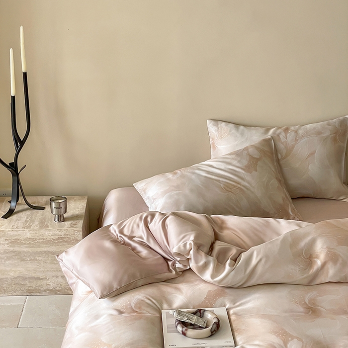 91家纺网 家纺一手货源 找家纺 咏绒家纺工厂店 2025新款60S奥地利兰精天丝数码印花暗合简约款系列四件套 莫斯-粉玉