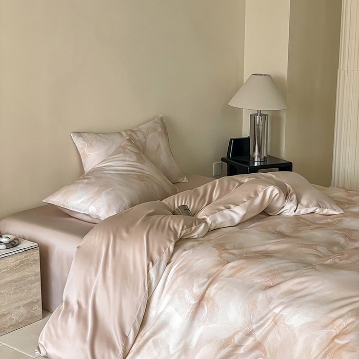 91家纺网 家纺一手货源 找家纺 咏绒家纺工厂店 2025新款60S奥地利兰精天丝数码印花暗合简约款系列四件套 莫斯-粉玉