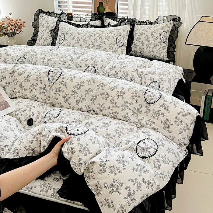 91家纺网 家纺一手货源 找家纺 艾橙家纺2025新款法式赫本风水洗棉印花雪纺花边单床笠 澜音花香