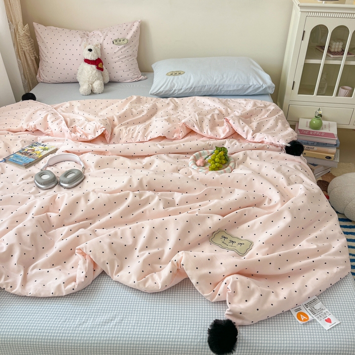 91家纺网 家纺一手货源 找家纺 桃心家居 2025新款A类ins云柔水洗棉大豆织标蝴蝶结毛球少女单夏被夏被四件套系列 奶昔粉蓝