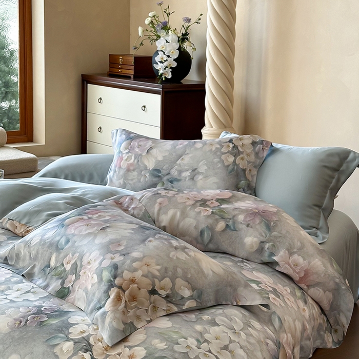 91家纺网 家纺一手货源 找家纺 2025新款60S奥地利兰精天丝数码印花宽边压线系列四件套 莫丽花园-灰